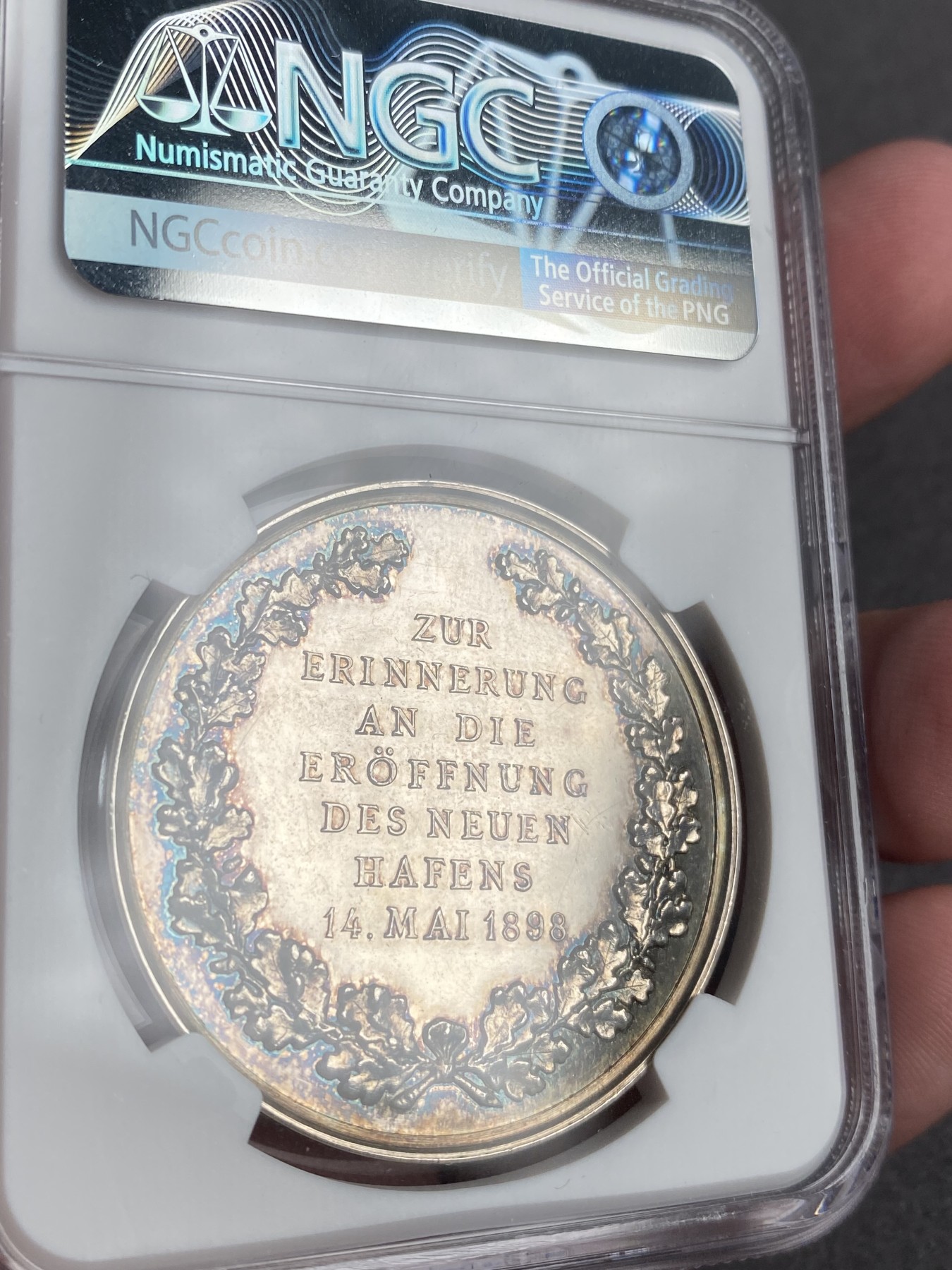 万国钱币拍卖第013期（视频直播专场） NGC MS62 1898年德国圣城科隆新港口开放典礼纪念大银章 欧洲彩，科隆城市纹章在币章中出现不多，此枚将圣城的狮鹫+雄狮盾徽完美的具象化了，非常难得和少见，40MM 22G