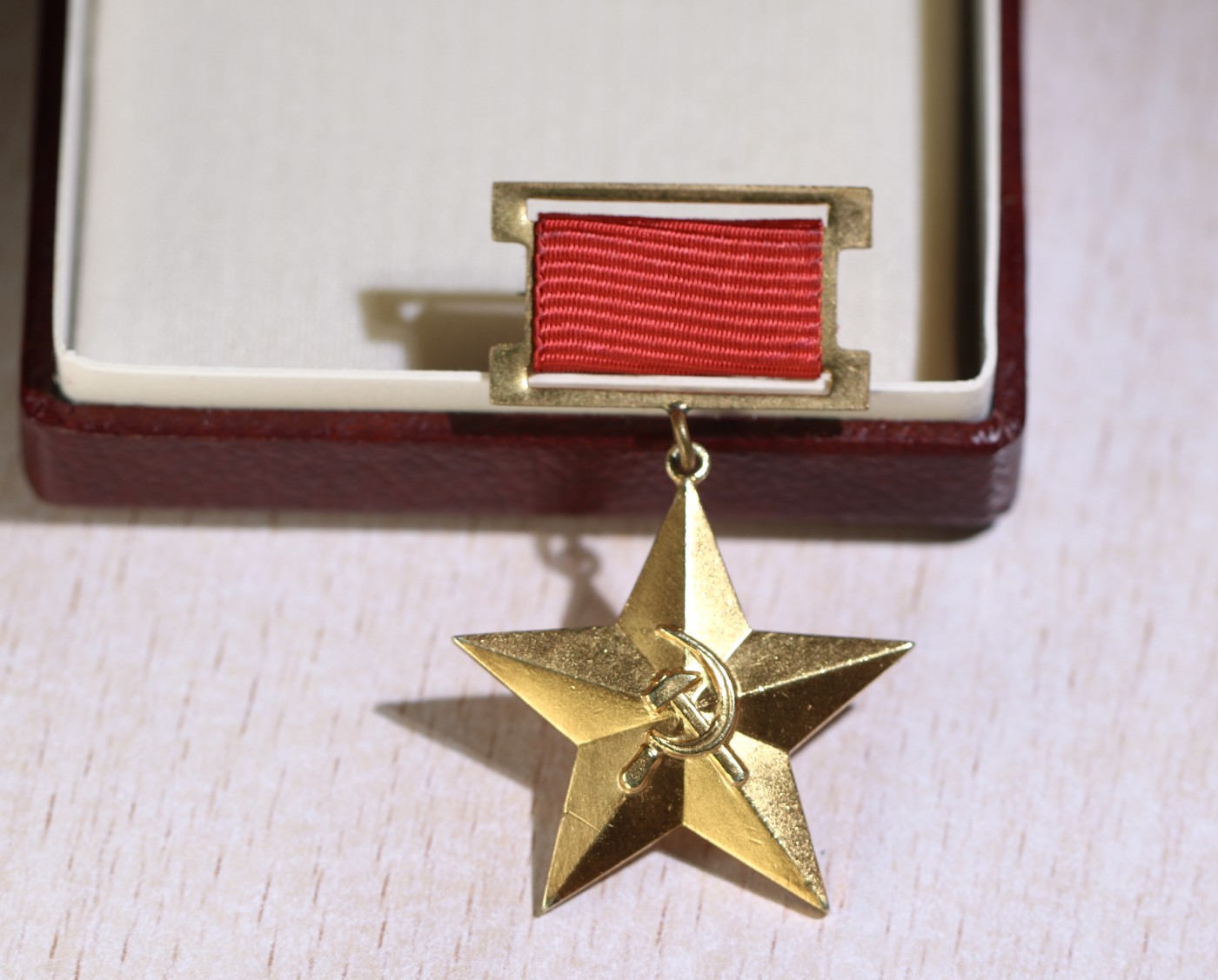大猫徽章拍卖第229期 原盒保加利亚社会主义劳动英雄金星 章体14K金，背面打皇冠金标