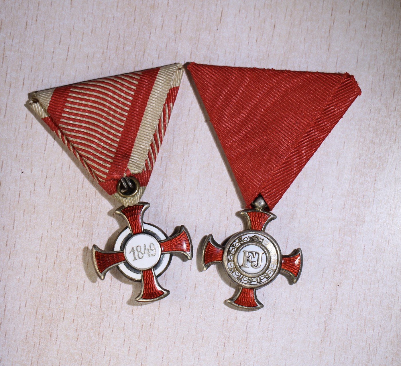 大猫徽章拍卖第229期 奥匈帝国荣誉十字勋章一组