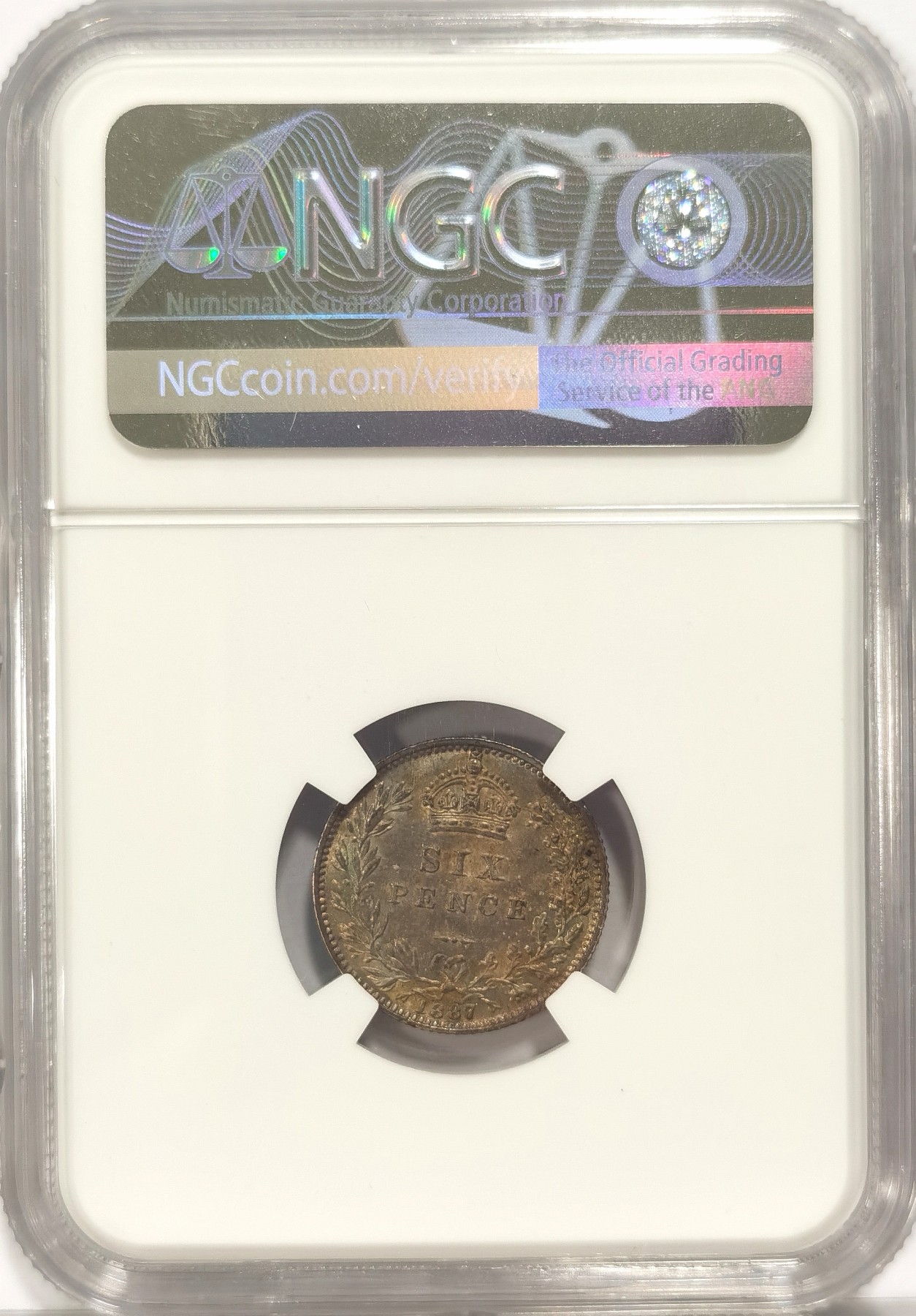 博洋堂世界钱币拍卖第036期（全场包邮） NGC MS64 英国1887年维多利亚高冠六便士面值版，比盾徽版少很多的品种，金黄色+橙红色包浆如同晚霞烈焰席卷整个正面，背面则是青蓝色与深橙色融合，一枚重彩足够自藏