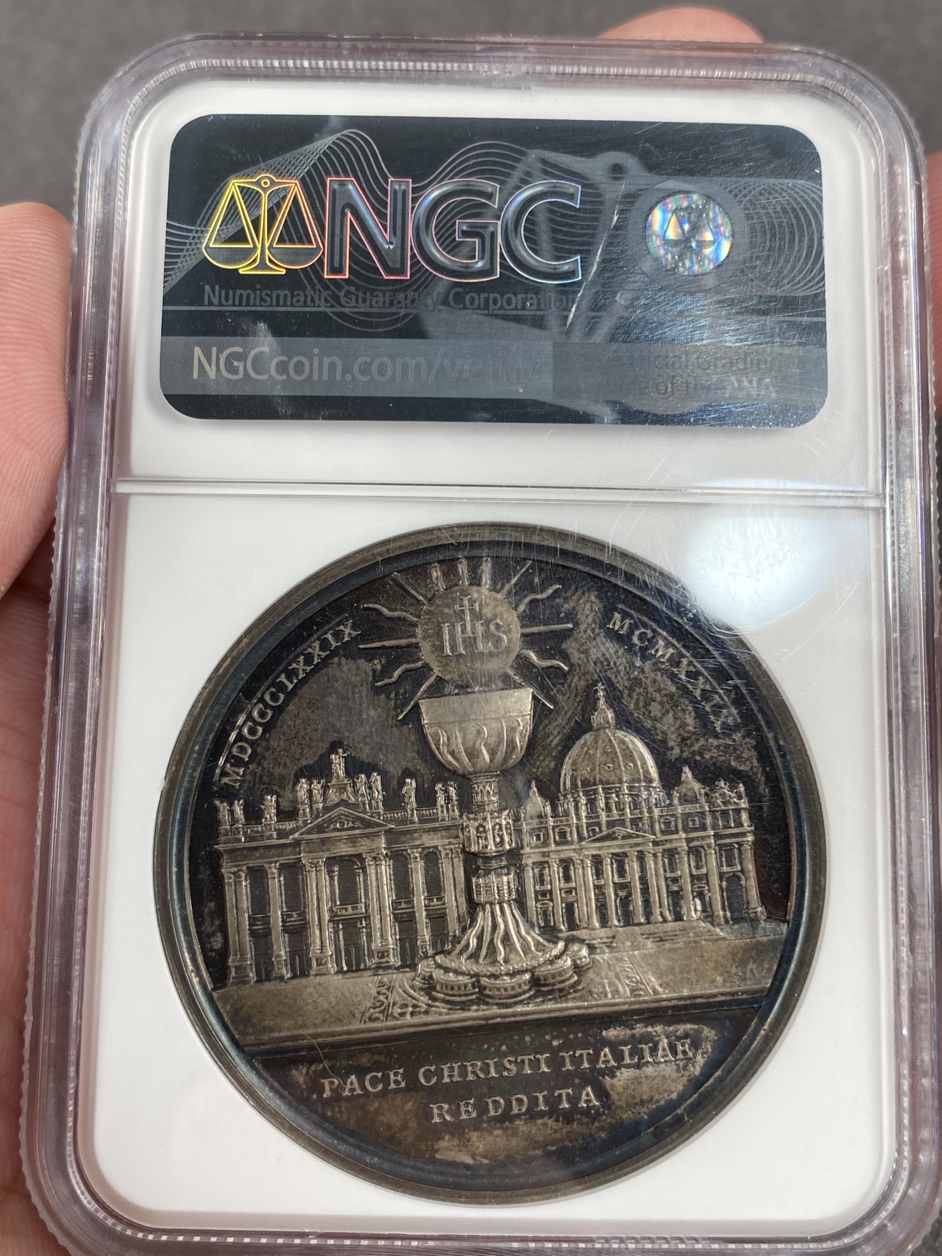 万国钱币拍卖第013期（视频直播专场） NGC MS64 1929年梵蒂冈庇护十一世成为神职人员50周年/拉特兰条约签订纪念大银章（44mm），镜面底板，原味五彩，ngc唯一冠军。雕刻师Mistruzzi，来自名家Meduno旧藏。