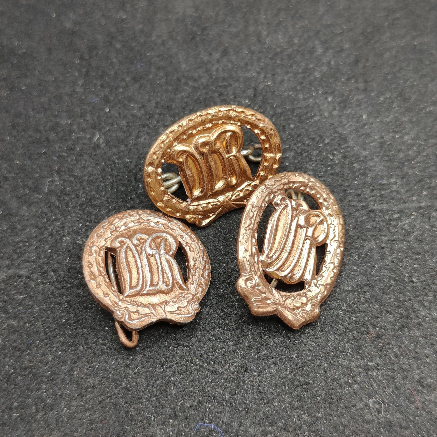 全场0元起拍 第77期 咸鱼国勋章拍卖专场 7月30日（周日）下午6：00开始 东德铜级体能章三个不同版本