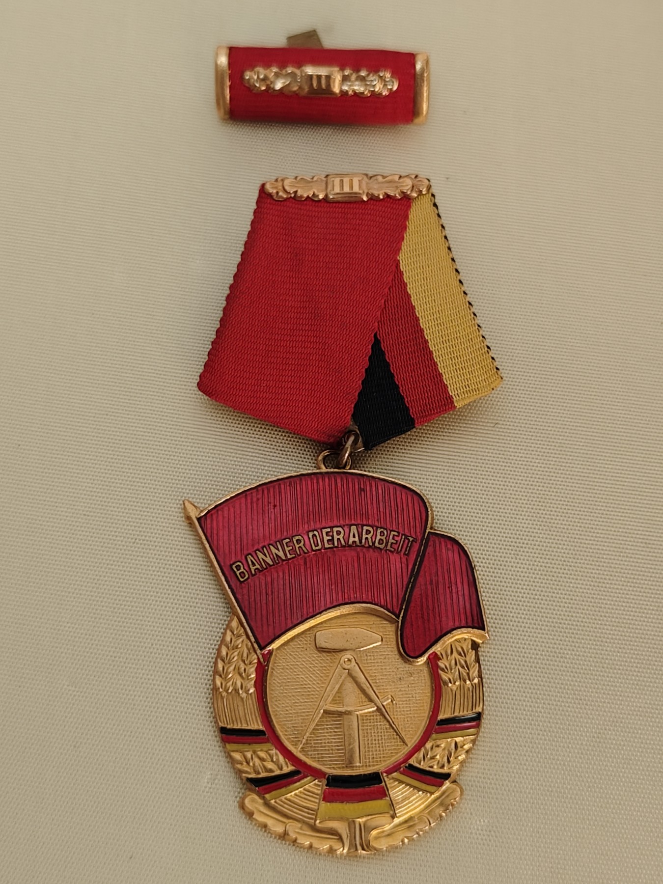 全场0元起拍 第77期 咸鱼国勋章拍卖专场 7月30日（周日）下午6：00开始 东德劳动旗帜勋章授予集体 国徽大盒版