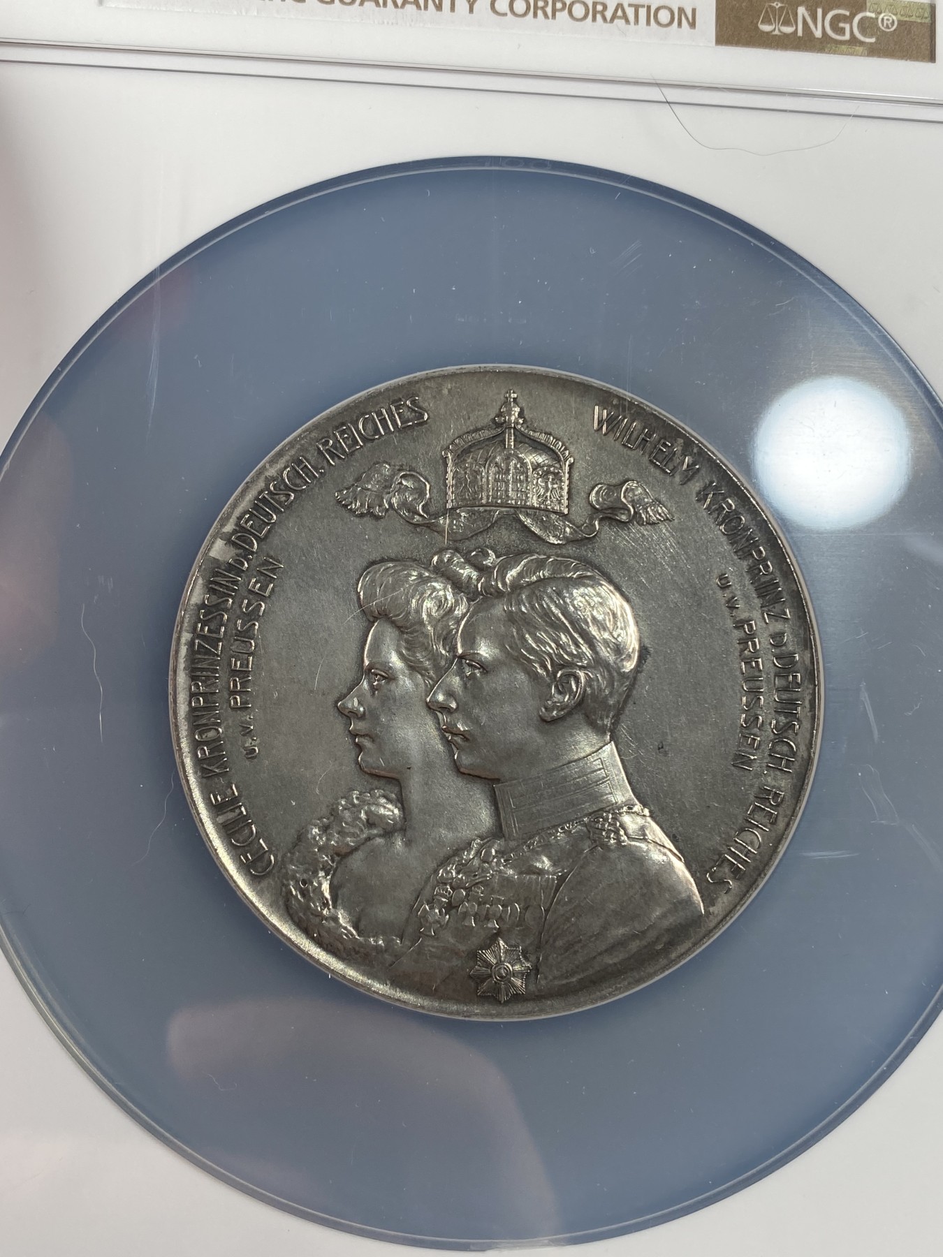 万国钱币拍卖第013期（视频直播专场） NGC MS62 1905年德国梅克伦堡-什未林塞西莉与普鲁士威廉皇储皇家婚礼纪念章 德国拍卖行介绍为银章，入盒以后是镀银，各显神通吧，品相非常好也非常少见