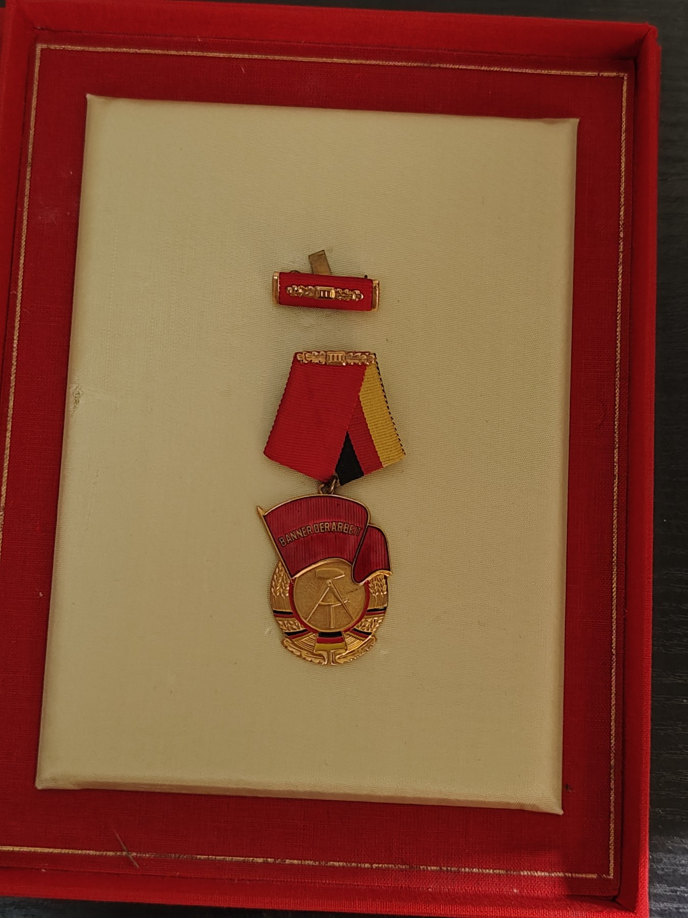 全场0元起拍 第77期 咸鱼国勋章拍卖专场 7月30日（周日）下午6：00开始 东德劳动旗帜勋章授予集体 国徽大盒版