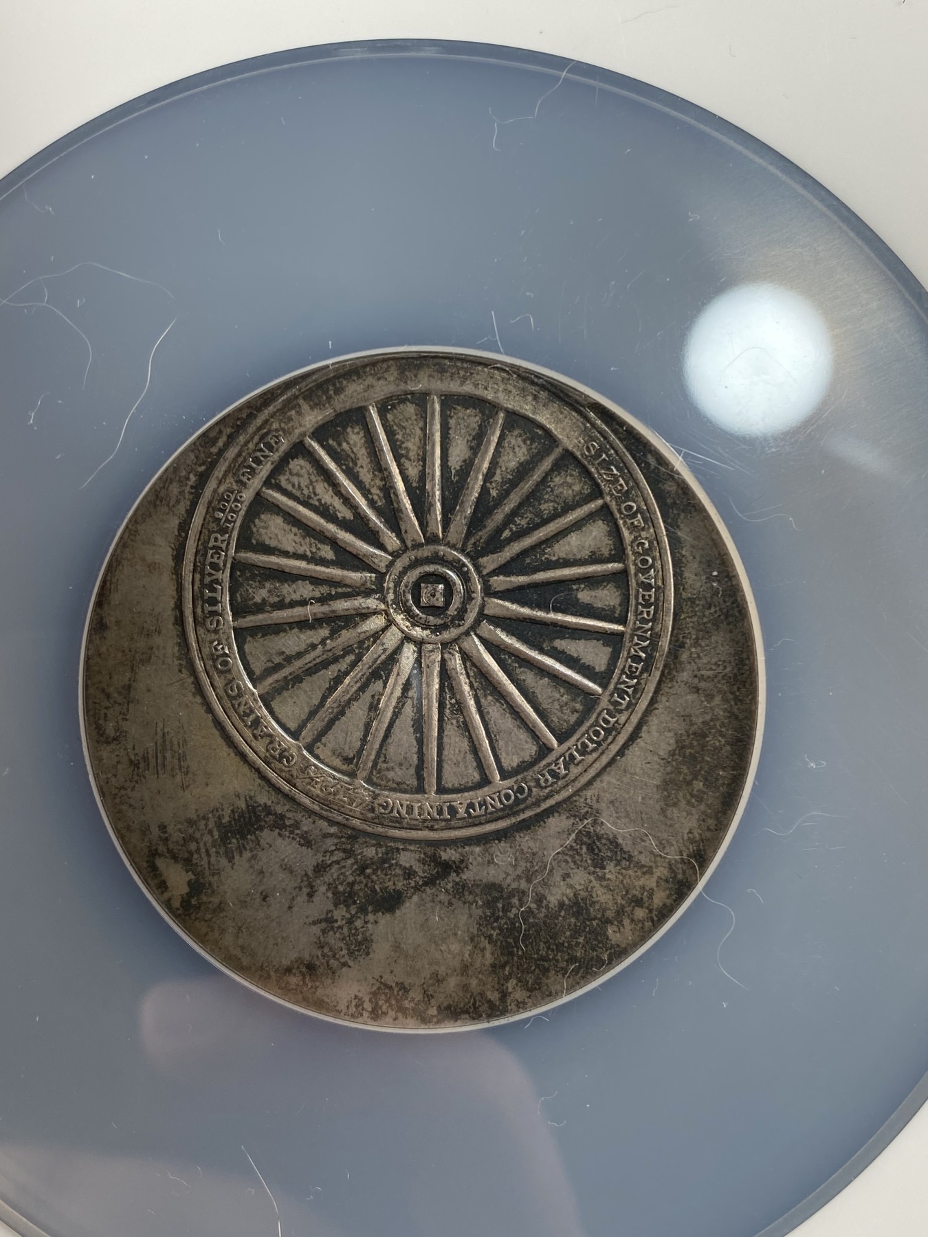 万国钱币拍卖第013期（视频直播专场） NGC MS62 1896年美国布莱恩车轮美元大银币52MM 1896年美国大选民主党候选人布莱恩顺应底层要求，承诺当选后将金本位改为银本位，此枚银元就是承诺改革的试验品，其中车轮的大小刚好就是摩根银元的大小，也就是说，当年如果布莱恩竞选成功，那之后的美元都会变成这么大52MM，最后共和党候选人威廉·麦金利赢得了大选，同时也造就了共和党强霸白宫几十年的格局。