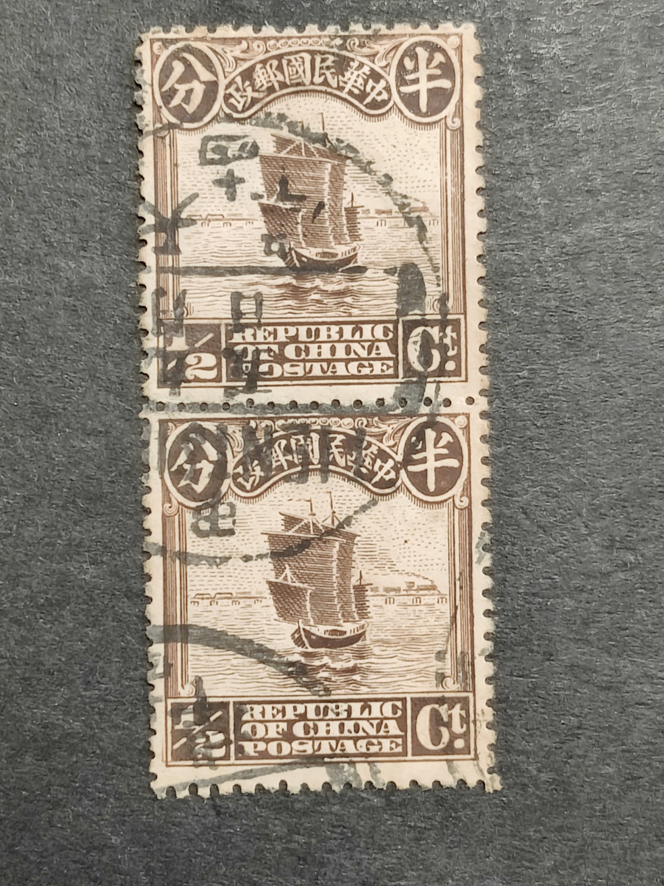 洪涛臻品批发群 精选邮票限时拍卖第三百四十七期  1913年民国第一套正式邮票 【伦敦版帆船--灰棕半分 双联票！】 【发行量比清代蟠龙票还少,全套只发行了30万套！】平时你能见到的基本都是北京二版与北京一版,伦敦版比它们太少见！（伦敦版分辨方法图3,北京一版与二版分辨方法见图4。 拍卖捡漏还能学邮识，洪涛拍卖财学双丰收💝）