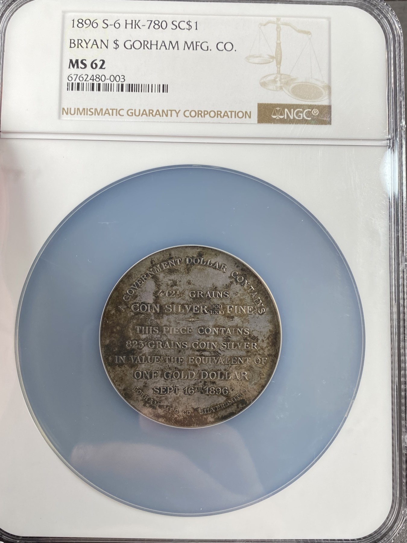 万国钱币拍卖第013期（视频直播专场） NGC MS62 1896年美国布莱恩车轮美元大银币52MM 1896年美国大选民主党候选人布莱恩顺应底层要求，承诺当选后将金本位改为银本位，此枚银元就是承诺改革的试验品，其中车轮的大小刚好就是摩根银元的大小，也就是说，当年如果布莱恩竞选成功，那之后的美元都会变成这么大52MM，最后共和党候选人威廉·麦金利赢得了大选，同时也造就了共和党强霸白宫几十年的格局。