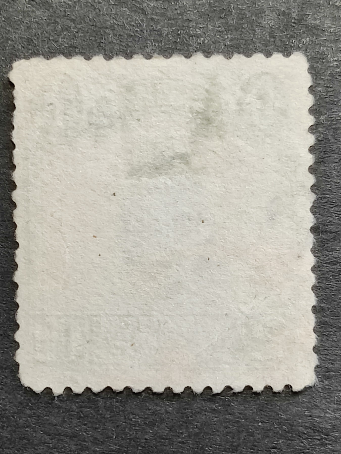 洪涛臻品批发群 精选邮票限时拍卖第三百三十六期  1913年民国第一套正式邮票 【伦敦版帆船--草绿2分，盖著名的牛庄戳】 【发行量比清代蟠龙票还少,全套只发行了30万套！】平时你能见到的基本都是北京二版与北京一版,伦敦版比它们太少见！（伦敦版分辨方法图3,北京一版与二版分辨方法见图4。 拍卖捡漏还能学邮识，洪涛拍卖财学双丰收💝）