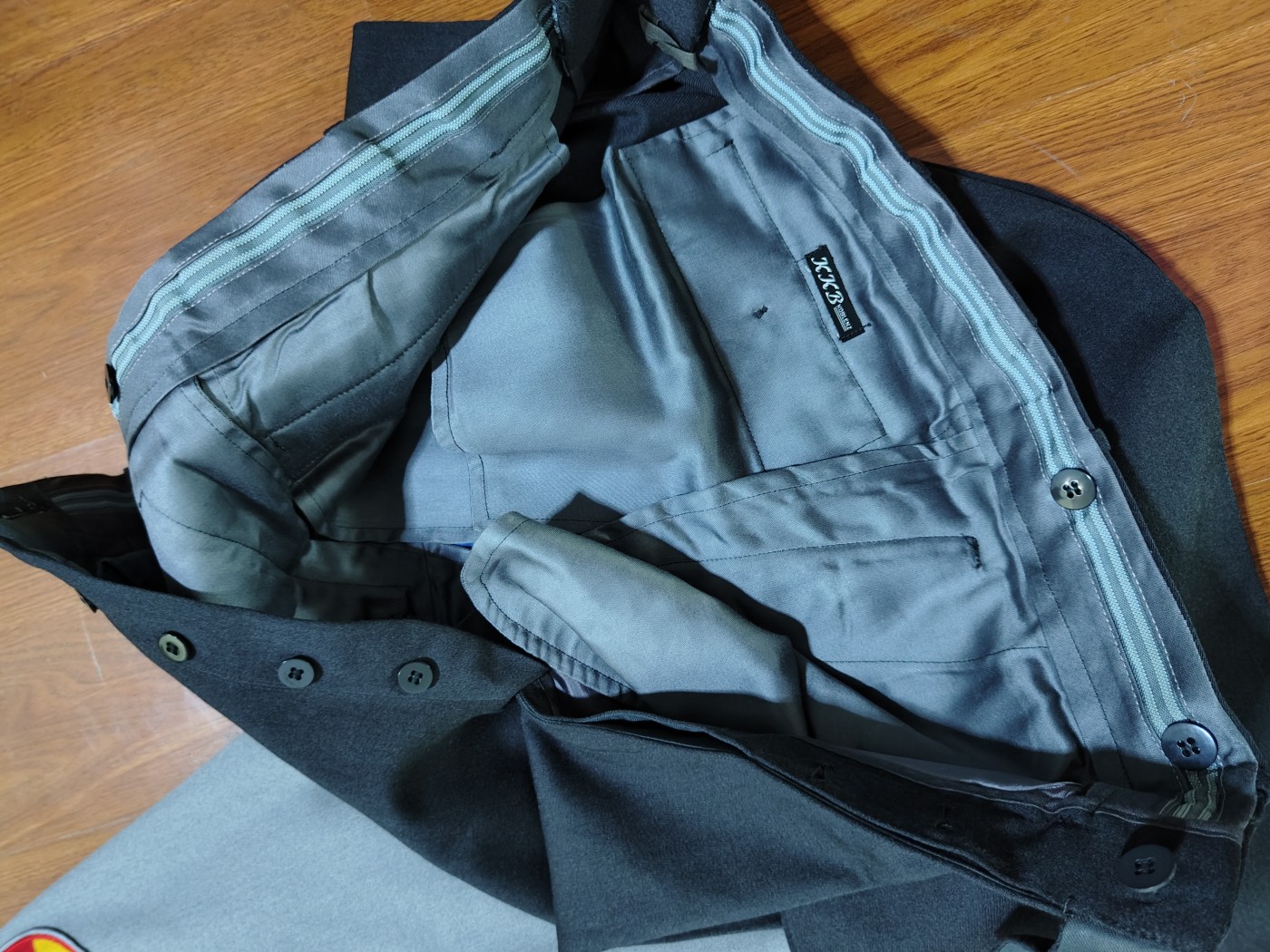 全场0元起拍 第77期 咸鱼国勋章拍卖专场 7月30日（周日）下午6：00开始 西德BW陆军校官57条例双兜礼服带礼服饰绪兵种色牙线裤 胸围114 肩宽48 衣长76 袖长65腰围98 裤长109