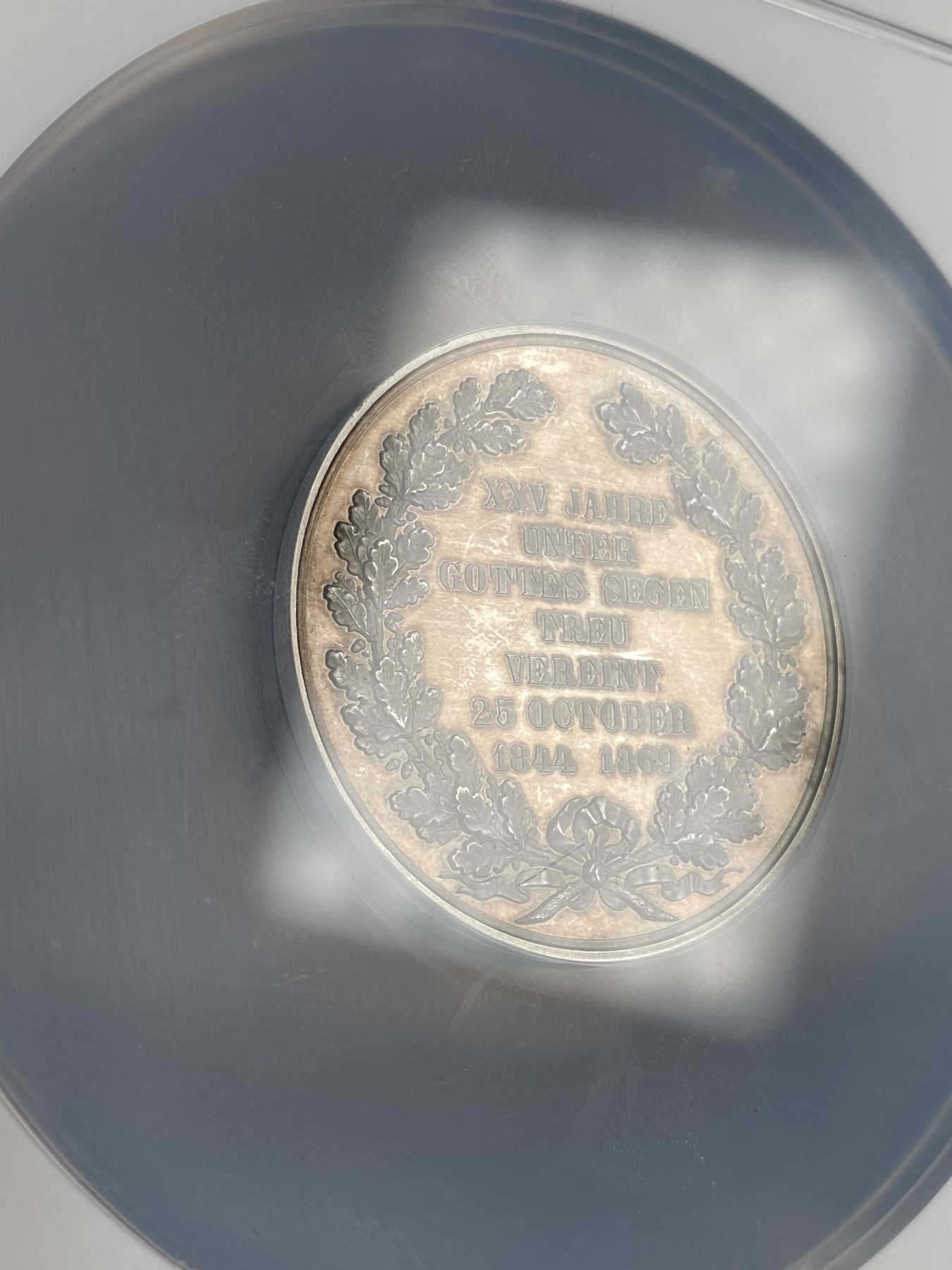 万国钱币拍卖第013期（视频直播专场） NGC MS63 1869年德国绍姆堡-利普亲王国阿道夫·乔治与赫敏·冯·沃德克银婚纪念大银章 小邦银章都非常难得 46MM 60G