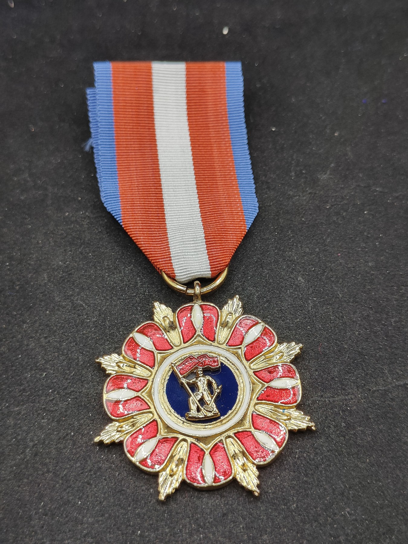 全场0元起拍 第77期 咸鱼国勋章拍卖专场 7月30日（周日）下午6：00开始 铜珐琅复刻人民波兰建设者勋章