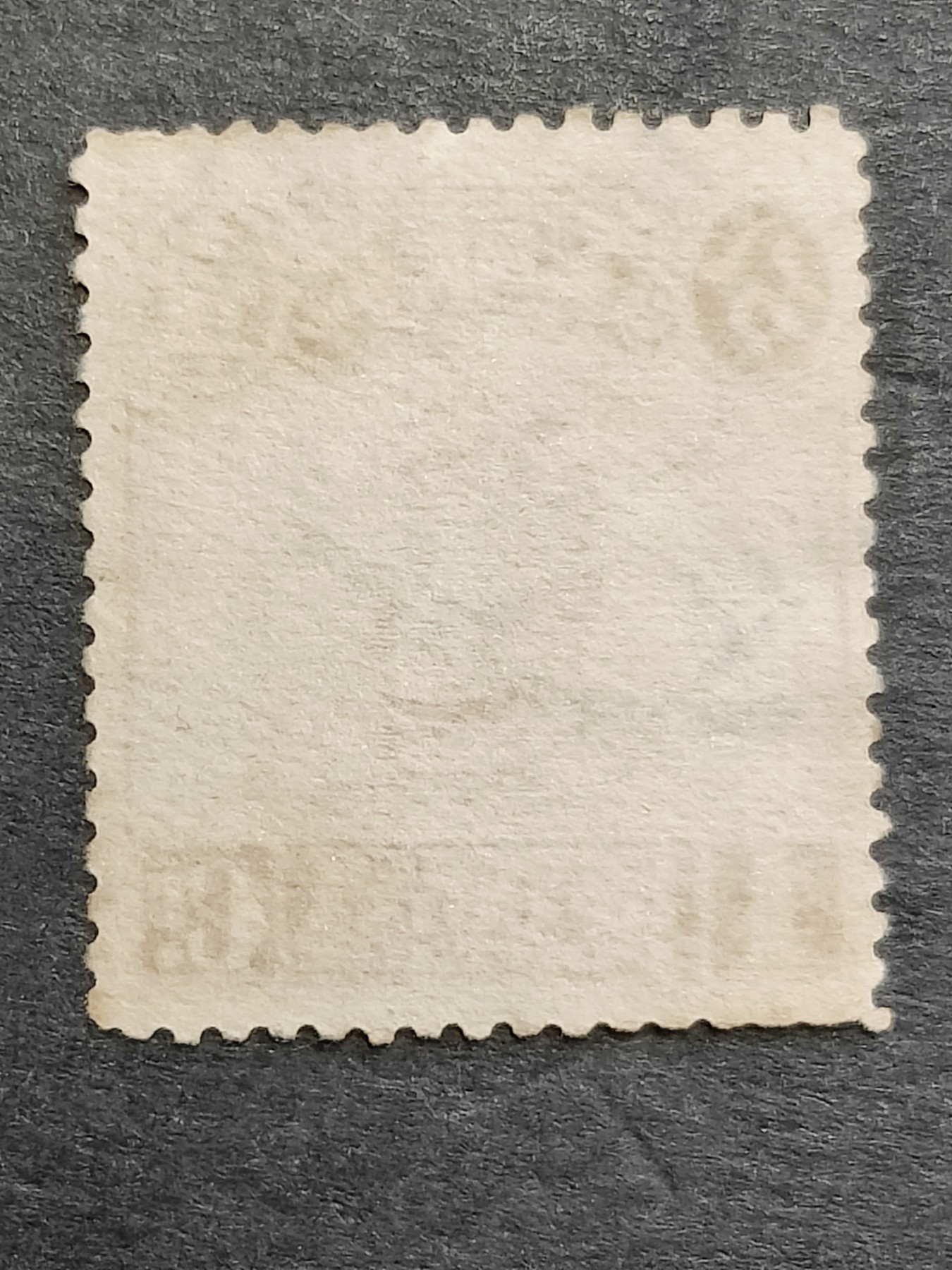 洪涛臻品批发群 精选邮票限时拍卖第三百三十六期  1913年民国第一套正式邮票 【伦敦版帆船--橘黄1分】 【发行量比清代蟠龙票还少,全套只发行了30万套！】平时你能见到的基本都是北京二版与北京一版,伦敦版比它们太少见！（伦敦版分辨方法图3,北京一版与二版分辨方法见图4。 拍卖捡漏还能学邮识，洪涛拍卖财学双丰收💝）