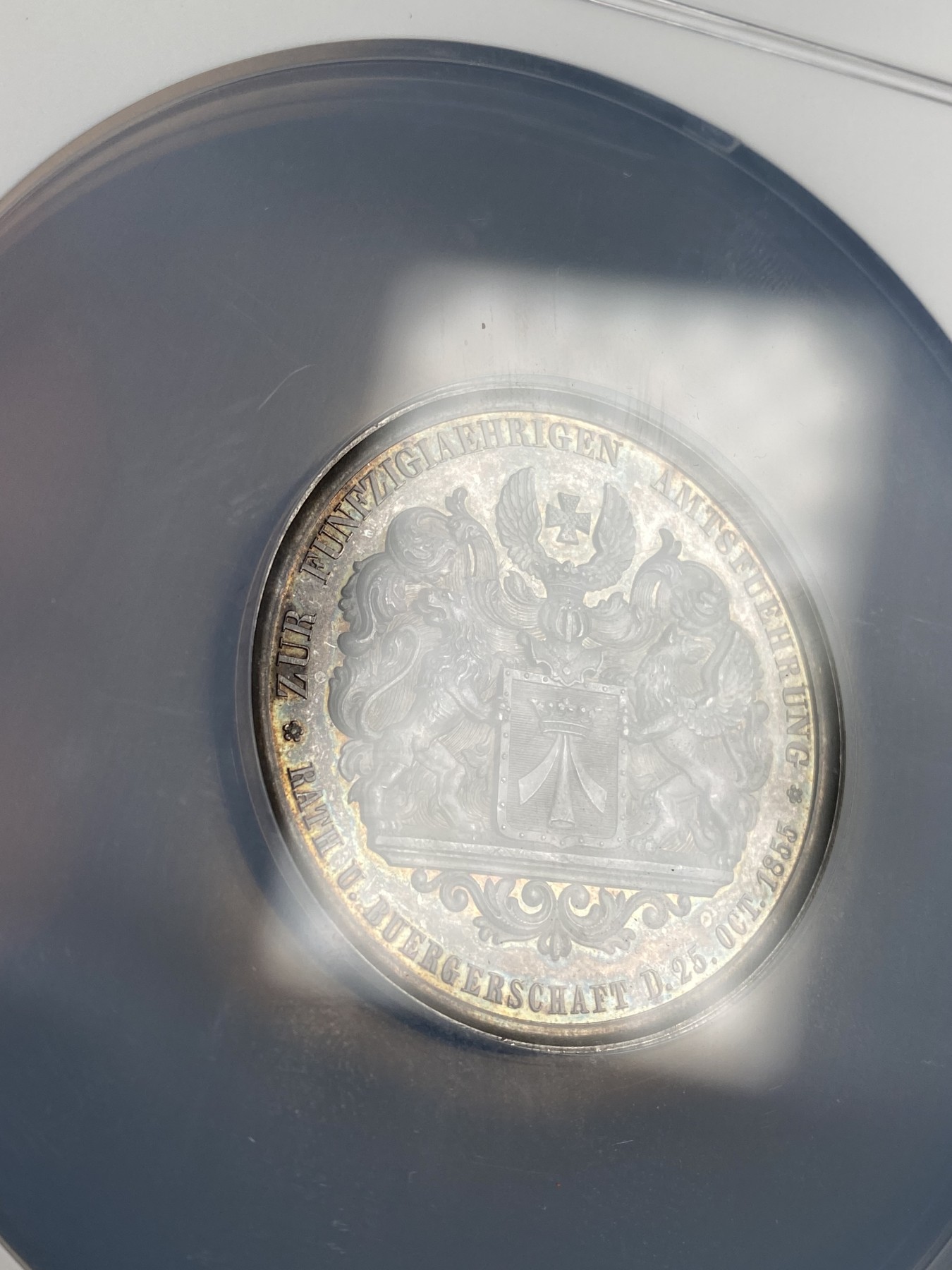 万国钱币拍卖第013期（视频直播专场） NGC MS61 1855年德国梅克伦堡-前波莫瑞州-施特拉尔松德市长卡尔·乔治·施温担任市长50周年纪念大银章 48MM 背面纹章为双狮手扶格里芬盾徽  高浮雕五彩包浆极美