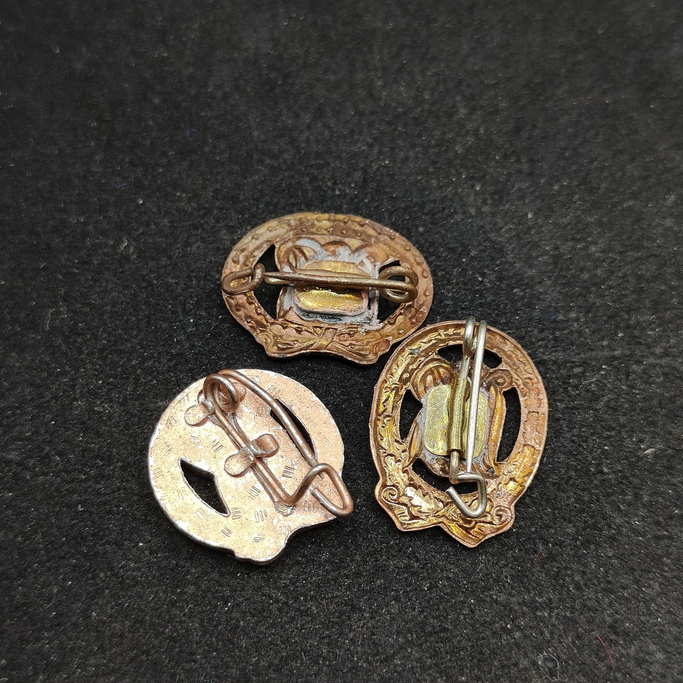 全场0元起拍 第77期 咸鱼国勋章拍卖专场 7月30日（周日）下午6：00开始 东德铜级体能章三个不同版本