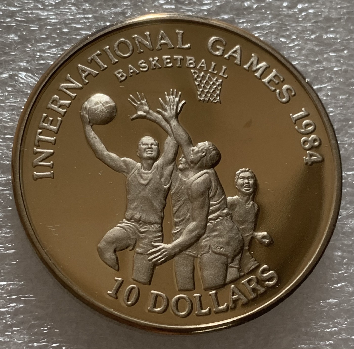 瓶子🏺第102期拍卖会  利比里亚1984年10元国际运动会精致纪念币篮球