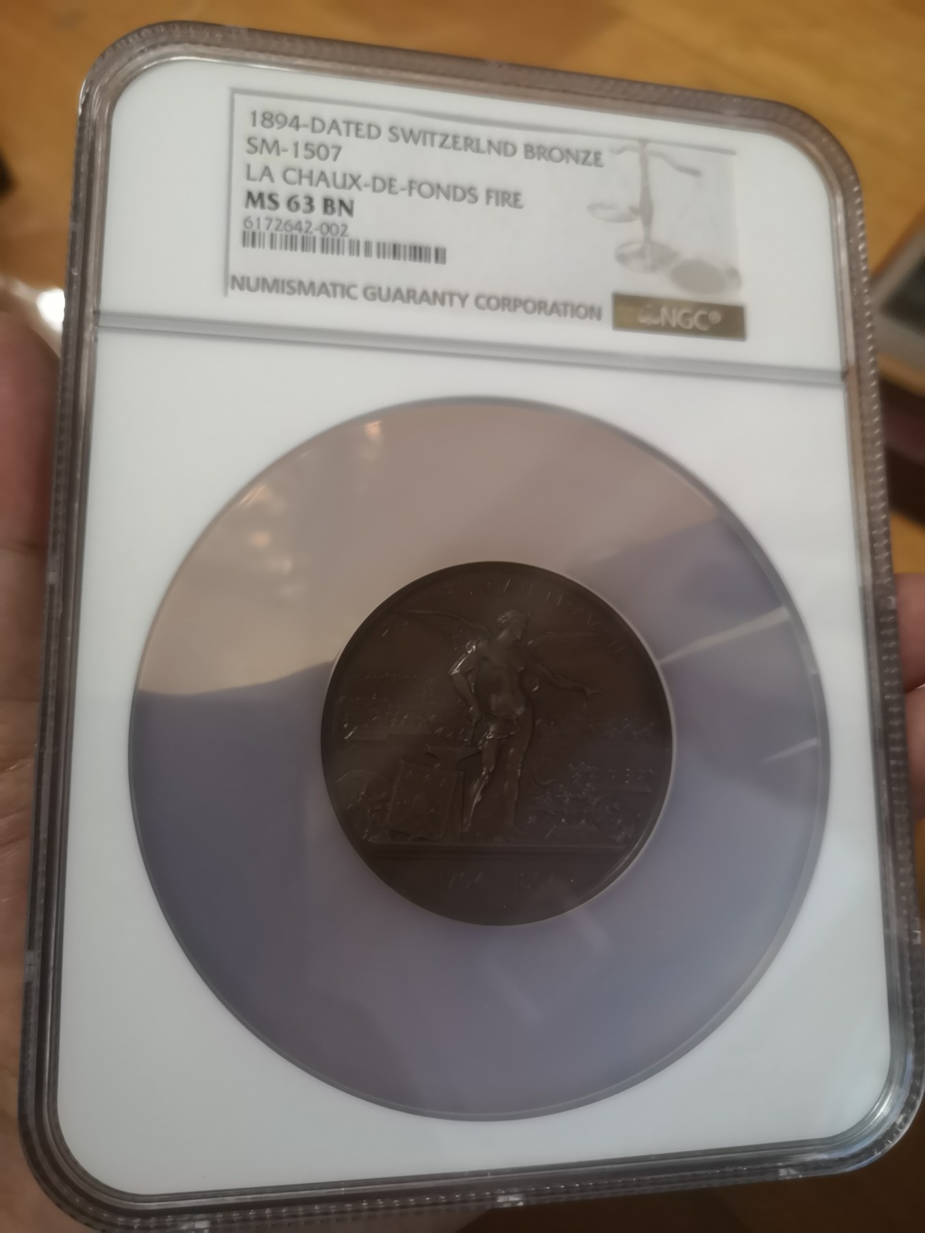 长老汇第24场老银币拍卖 1894瑞士拉绍德封工业百年大铜章，NGC MS63BN，背面是该地的景观，大盒