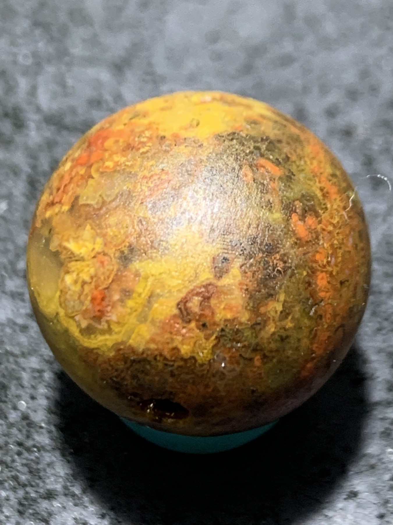 精美草花纹亚光战国红玛瑙手工俏色巧雕太极阴阳鱼圆珠一个，