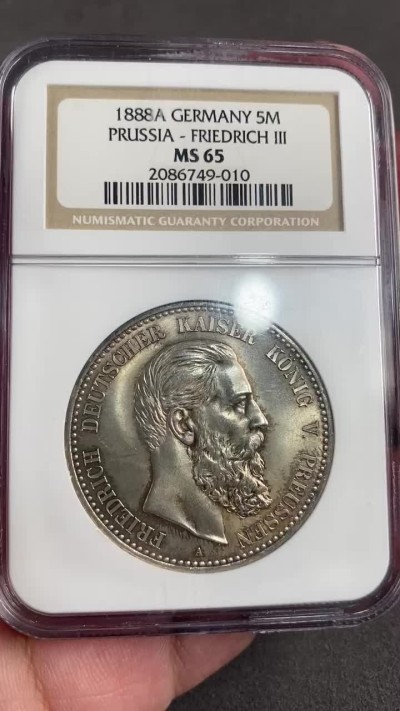 万国钱币拍卖第013期（视频直播专场） NGC MS65 1888年德国普鲁士经典三皇5马克 顶级老盒转光