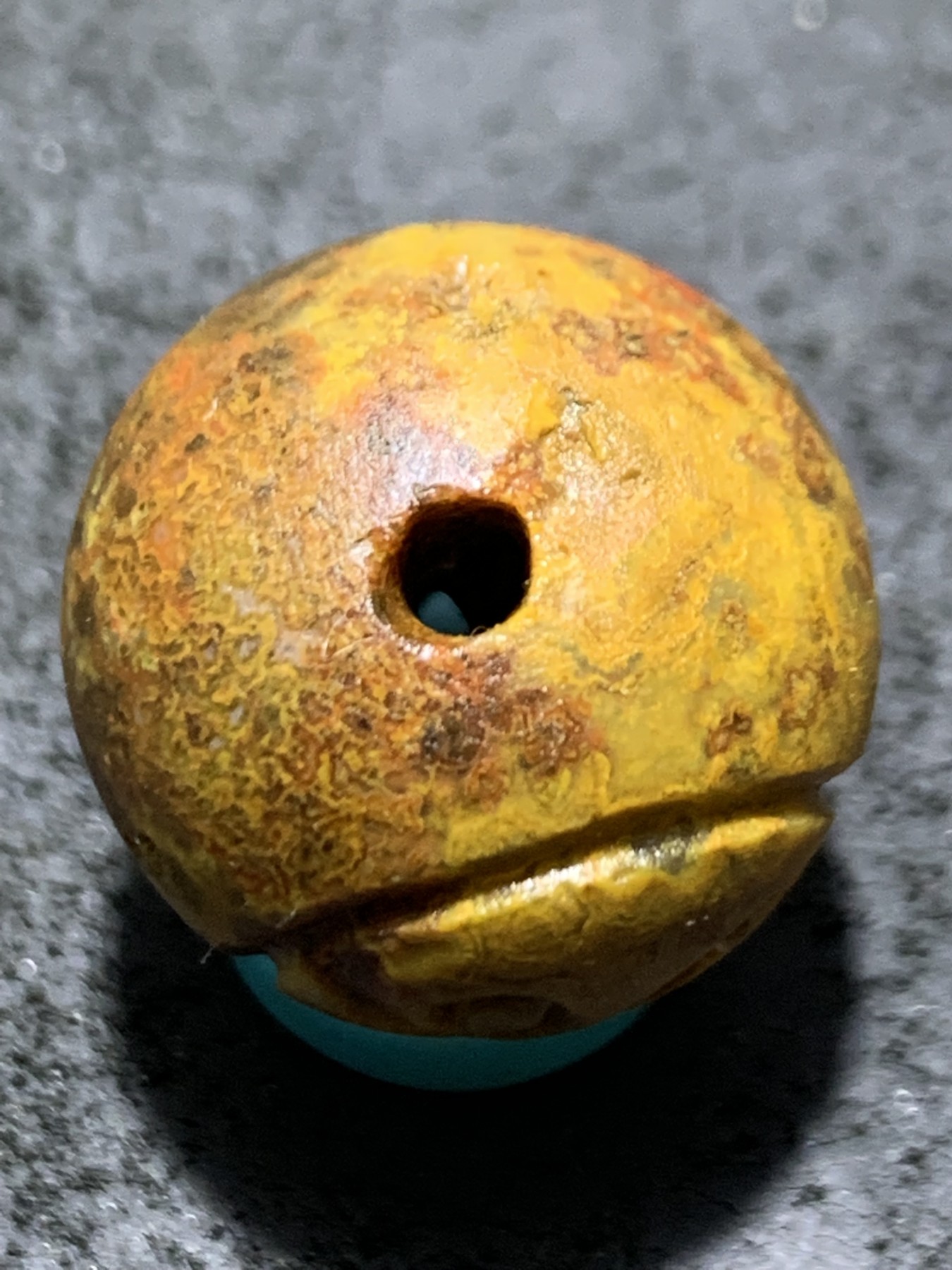 精美草花纹亚光战国红玛瑙手工俏色巧雕太极阴阳鱼圆珠一个，