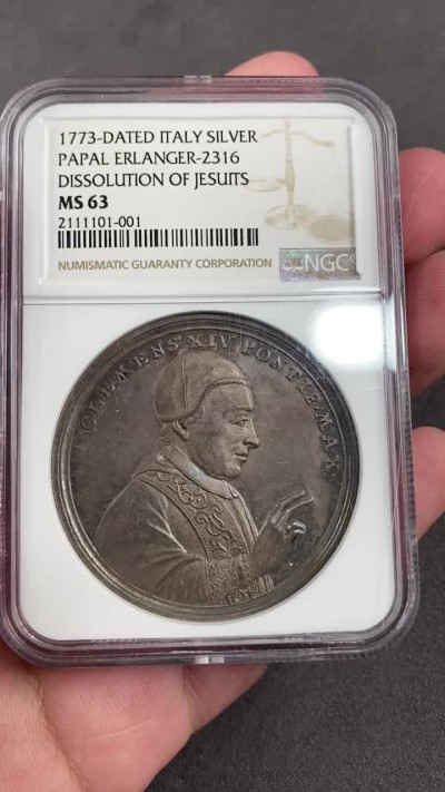 万国钱币拍卖第013期（视频直播专场） NGC MS63 1773年梵蒂冈教皇国大银章，正面为克莱门特教皇十四世，背面是圣彼得，耶稣及耶稣会教士等人物，描述因为背叛废除耶稣会教派的宗教事件，ngc冠军分，早期稀有大银，原味五彩。