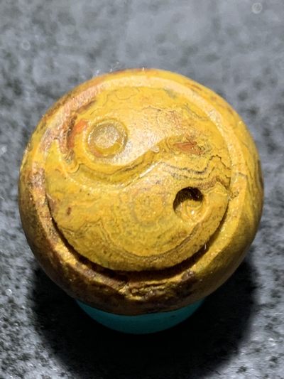 精美草花纹亚光战国红玛瑙手工俏色巧雕太极阴阳鱼圆珠一个， - 精美草花纹亚光战国红玛瑙手工俏色巧雕太极阴阳鱼圆珠一个，