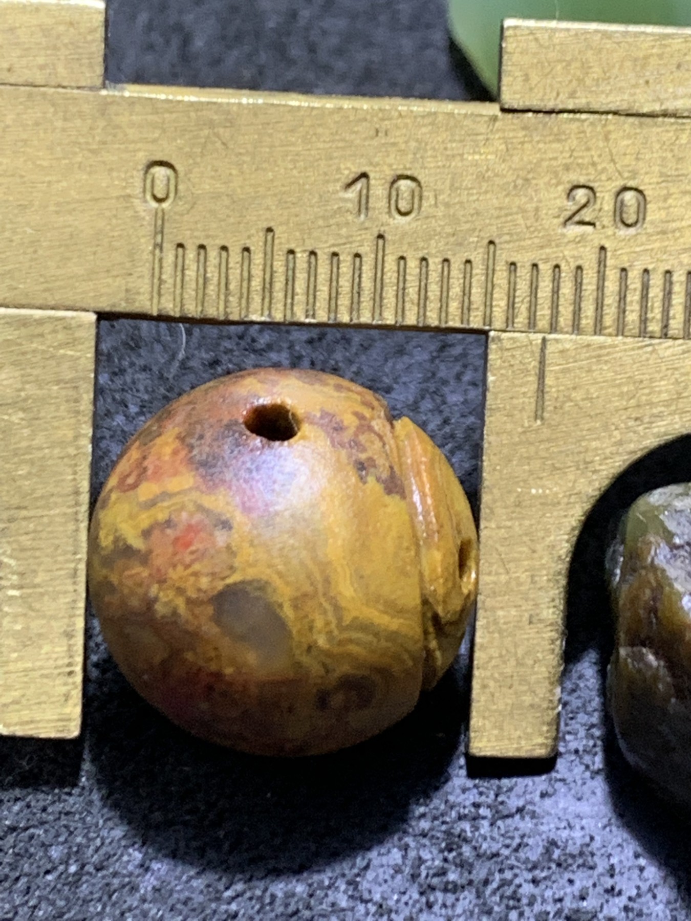 精美草花纹亚光战国红玛瑙手工俏色巧雕太极阴阳鱼圆珠一个，