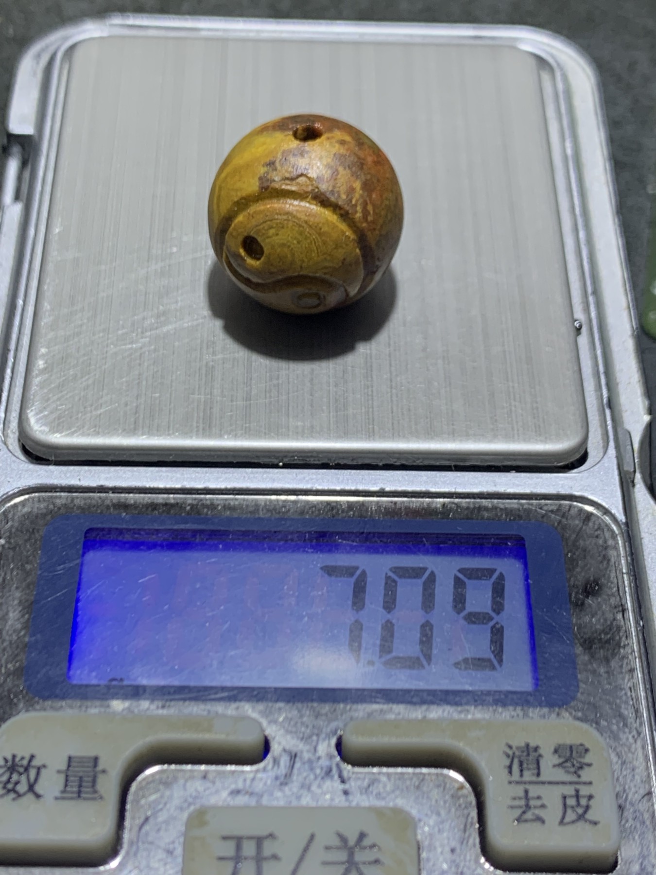 精美草花纹亚光战国红玛瑙手工俏色巧雕太极阴阳鱼圆珠一个，