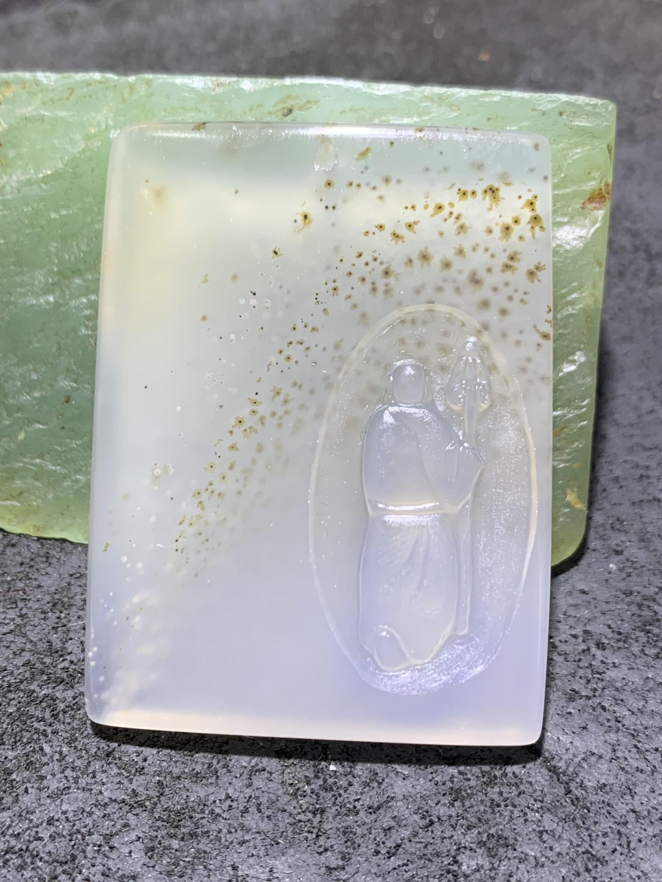 精美高玉化马达加斯加海洋玉髓手工俏色巧雕一心向佛牌子一个