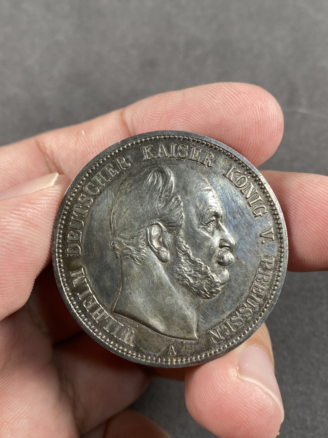 万国钱币拍卖第013期（视频直播专场） 1876A德国普鲁士威廉一世短翅5马克，初铸状态，边缘锐利，字体人像深打有力，灰彩包浆，难得的一枚威一短翅鹰。