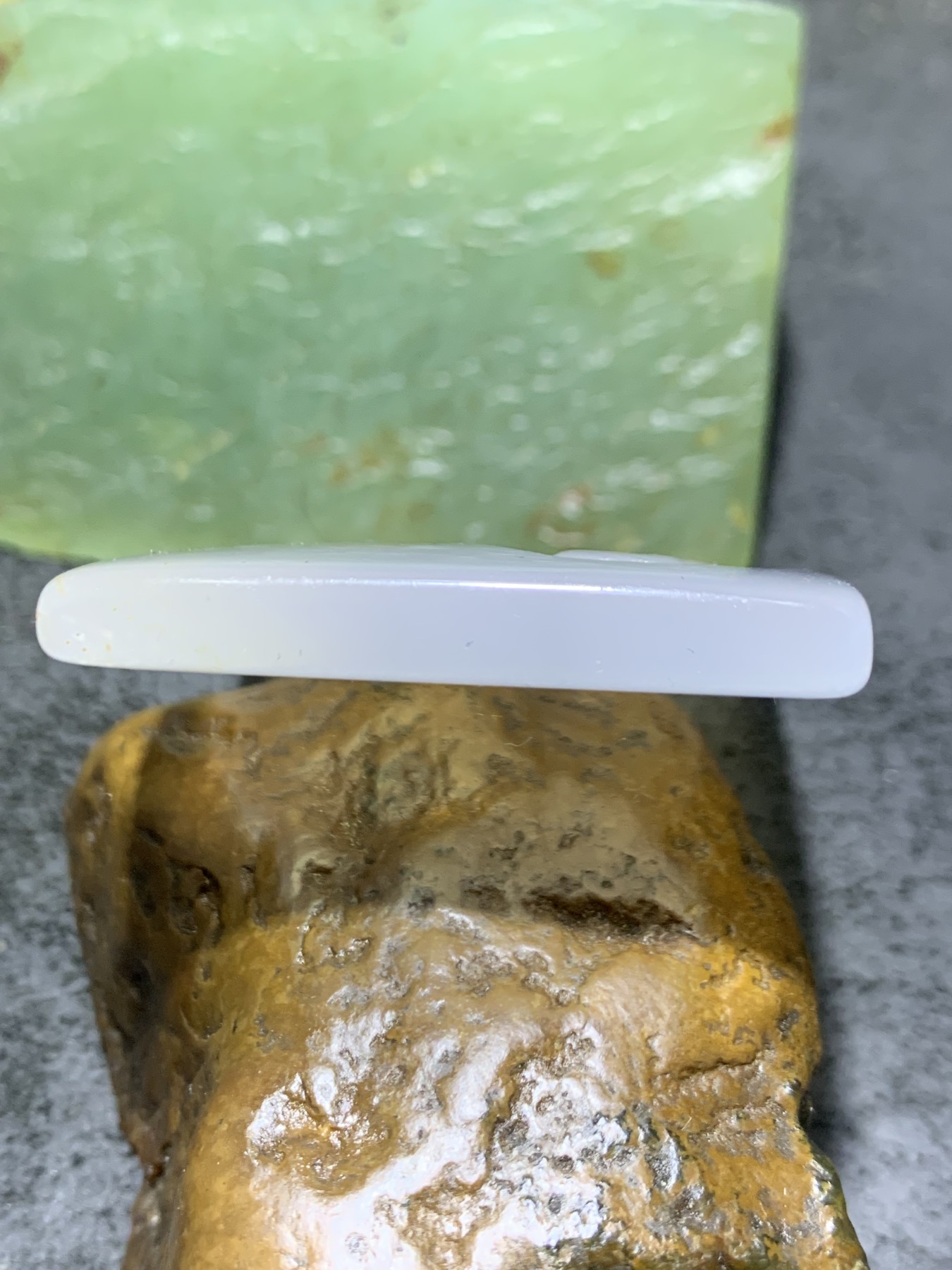 精美高玉化马达加斯加海洋玉髓手工俏色巧雕一心向佛牌子一个