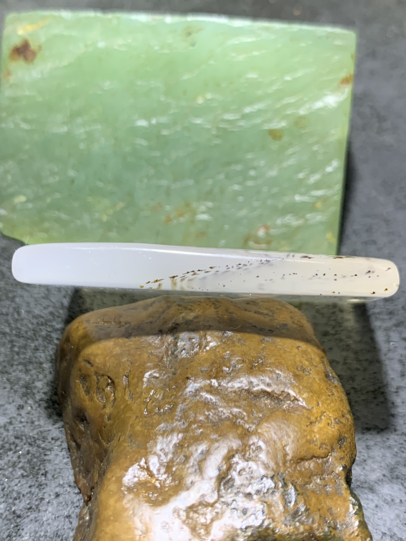 精美高玉化马达加斯加海洋玉髓手工俏色巧雕一心向佛牌子一个
