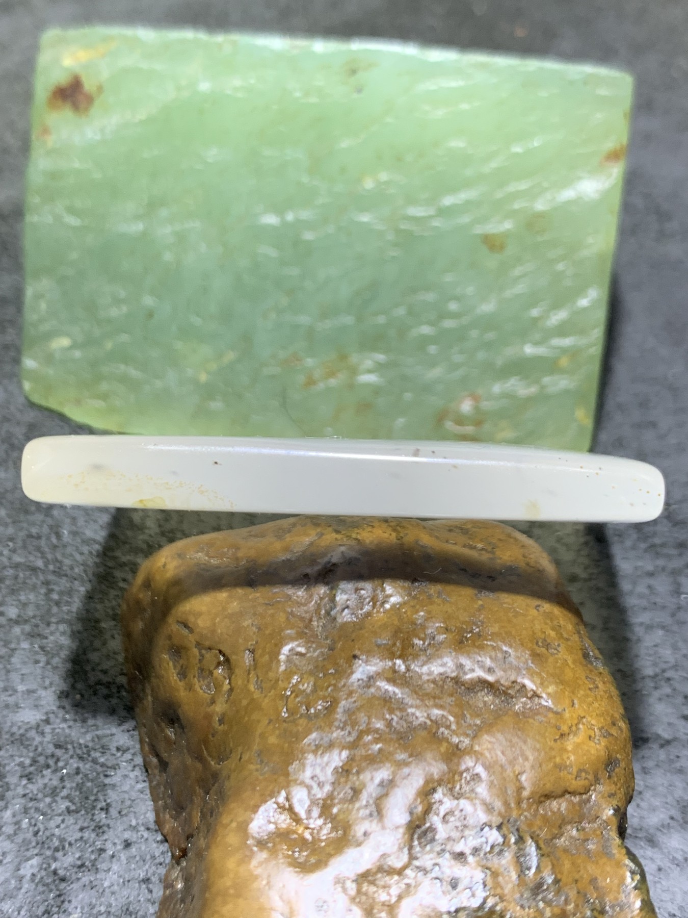 精美高玉化马达加斯加海洋玉髓手工俏色巧雕一心向佛牌子一个