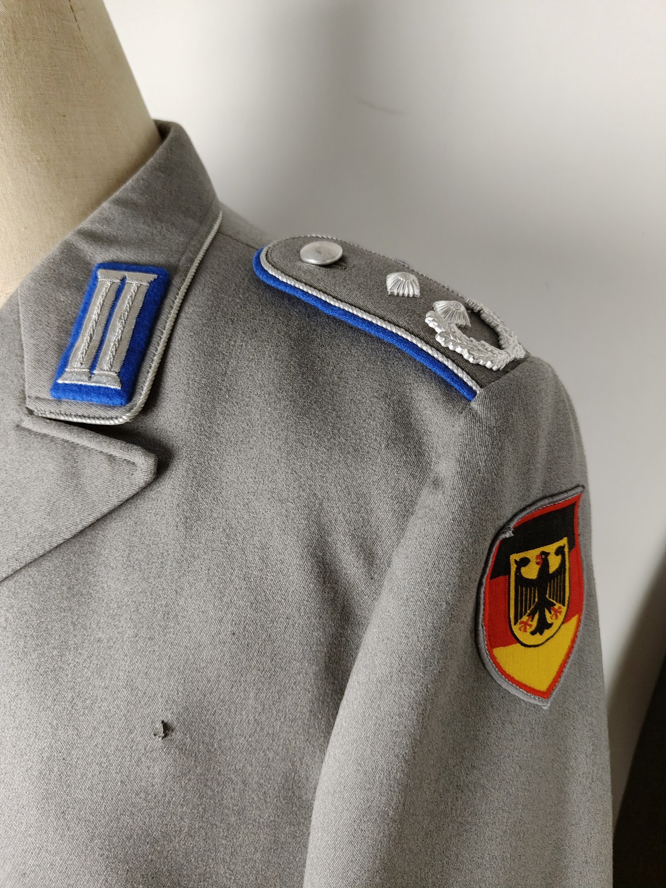 全场0元起拍 第77期 咸鱼国勋章拍卖专场 7月30日（周日）下午6：00开始 西德BW陆军校官57条例双兜礼服带礼服饰绪兵种色牙线裤 胸围114 肩宽48 衣长76 袖长65腰围98 裤长109