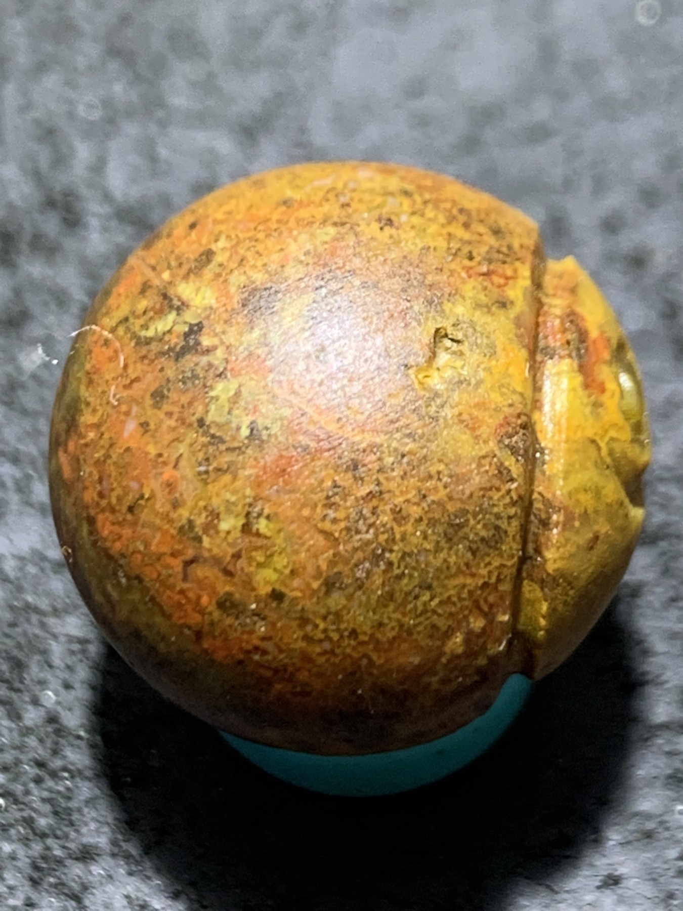 精美草花纹亚光战国红玛瑙手工俏色巧雕太极阴阳鱼圆珠一个，