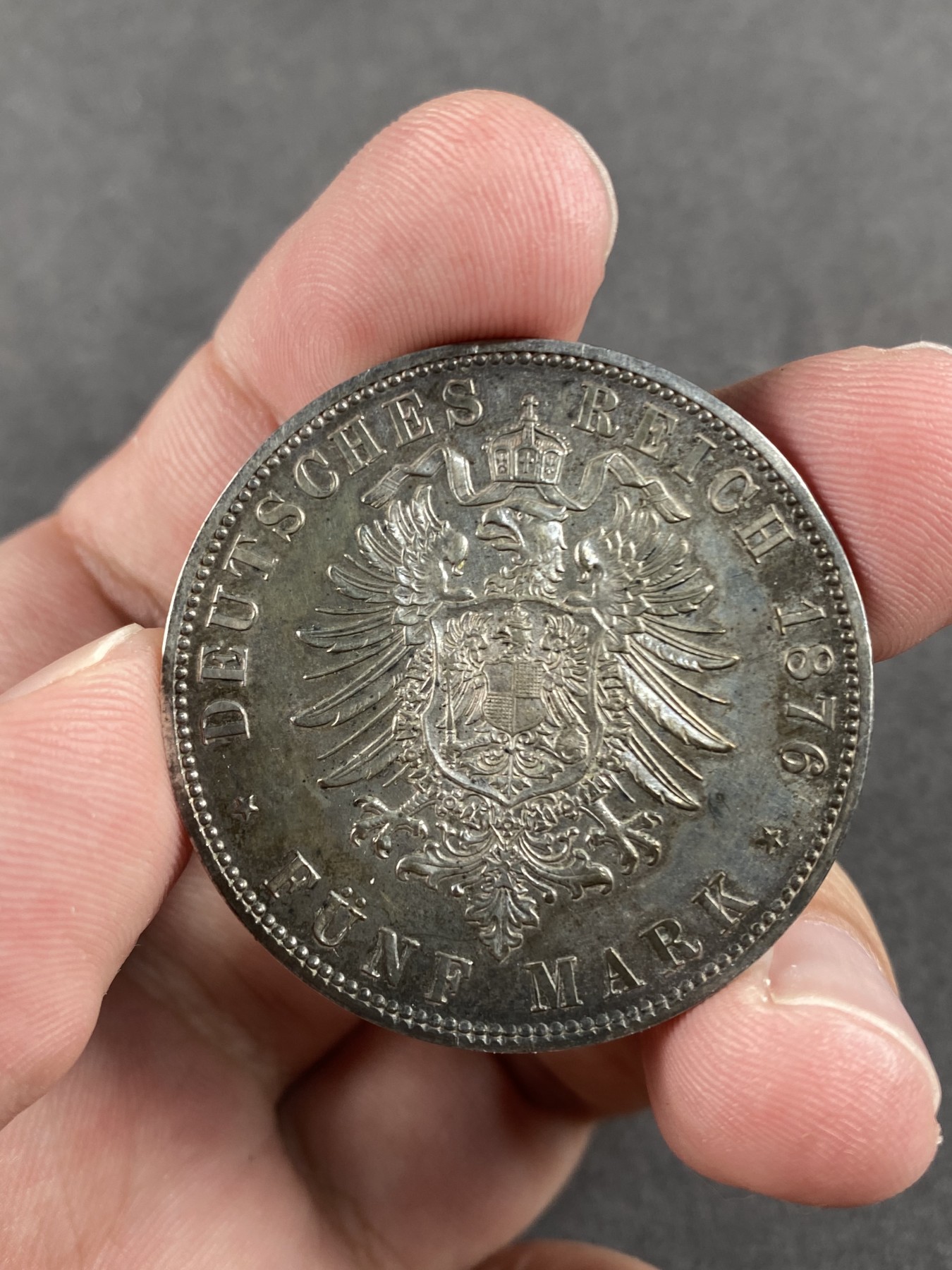 万国钱币拍卖第013期（视频直播专场） 1876A德国普鲁士威廉一世短翅5马克，初铸状态，边缘锐利，字体人像深打有力，灰彩包浆，难得的一枚威一短翅鹰。