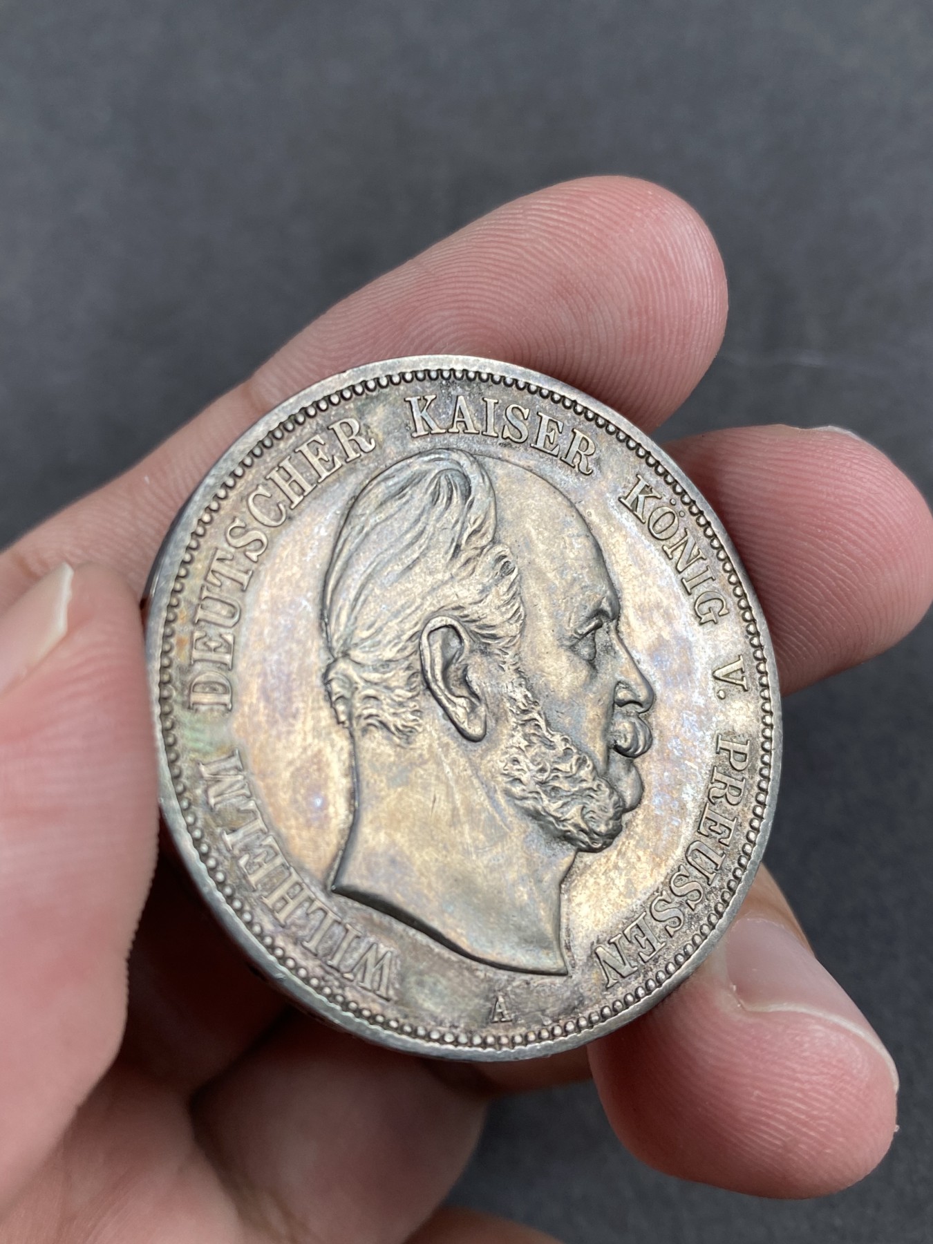 万国钱币拍卖第013期（视频直播专场） 1876A德国普鲁士威廉一世短翅5马克，初铸状态，边缘锐利，字体人像深打有力，灰彩包浆，难得的一枚威一短翅鹰。