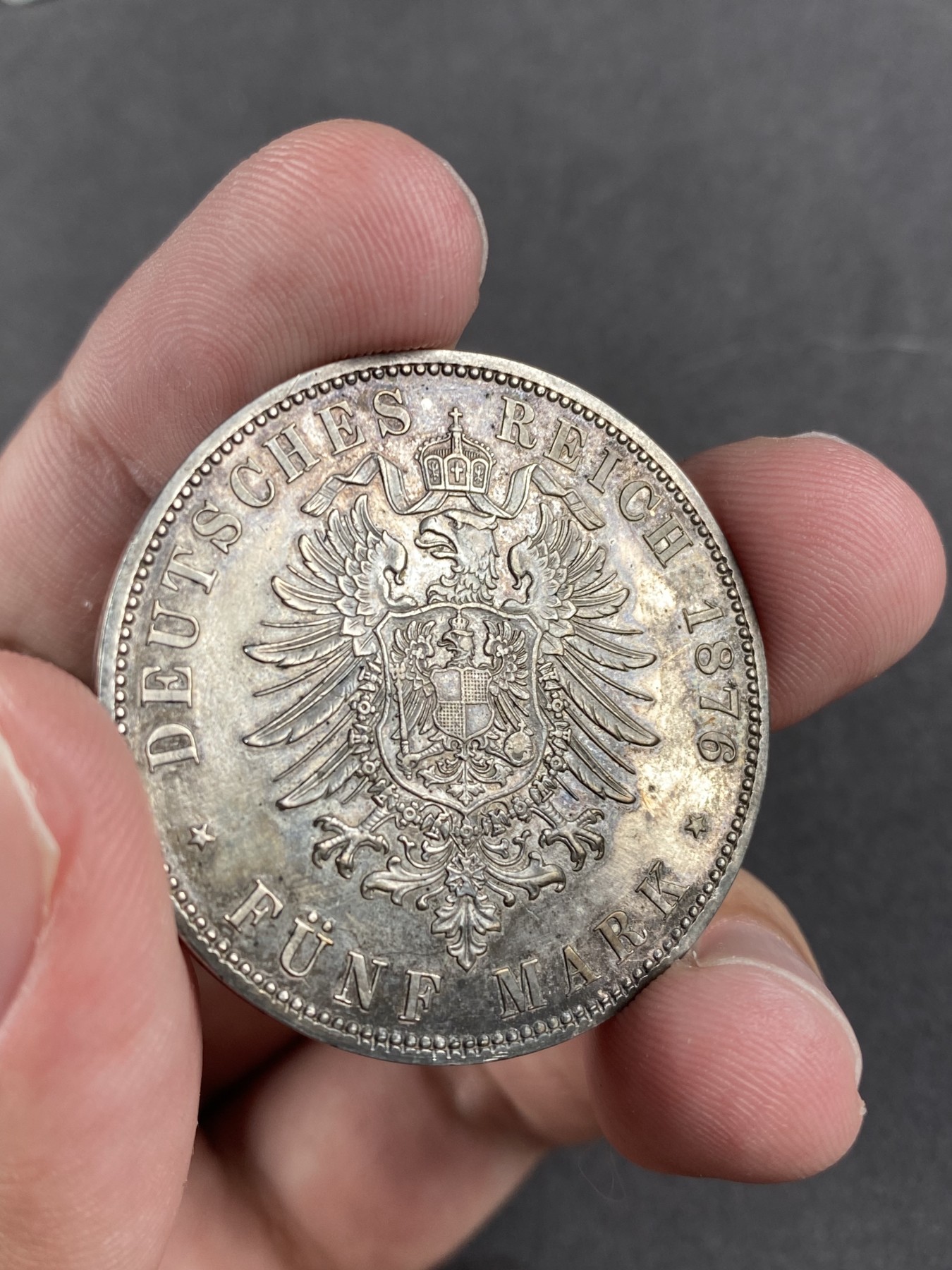 万国钱币拍卖第013期（视频直播专场） 1876A德国普鲁士威廉一世短翅5马克，初铸状态，边缘锐利，字体人像深打有力，灰彩包浆，难得的一枚威一短翅鹰。