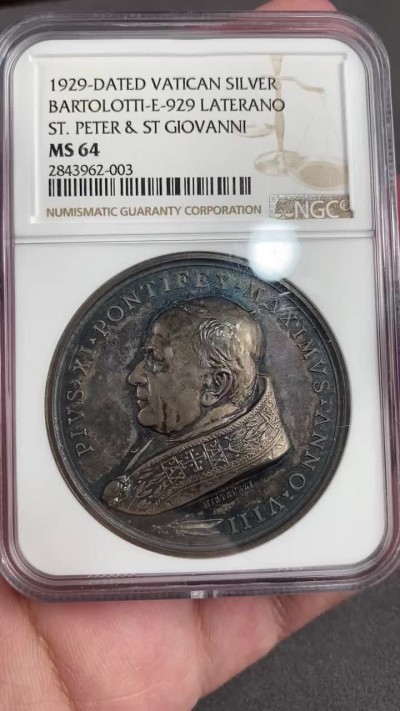 万国钱币拍卖第013期（视频直播专场） NGC MS64 1929年梵蒂冈庇护十一世成为神职人员50周年/拉特兰条约签订纪念大银章（44mm），镜面底板，原味五彩，ngc唯一冠军。雕刻师Mistruzzi，来自名家Meduno旧藏。
