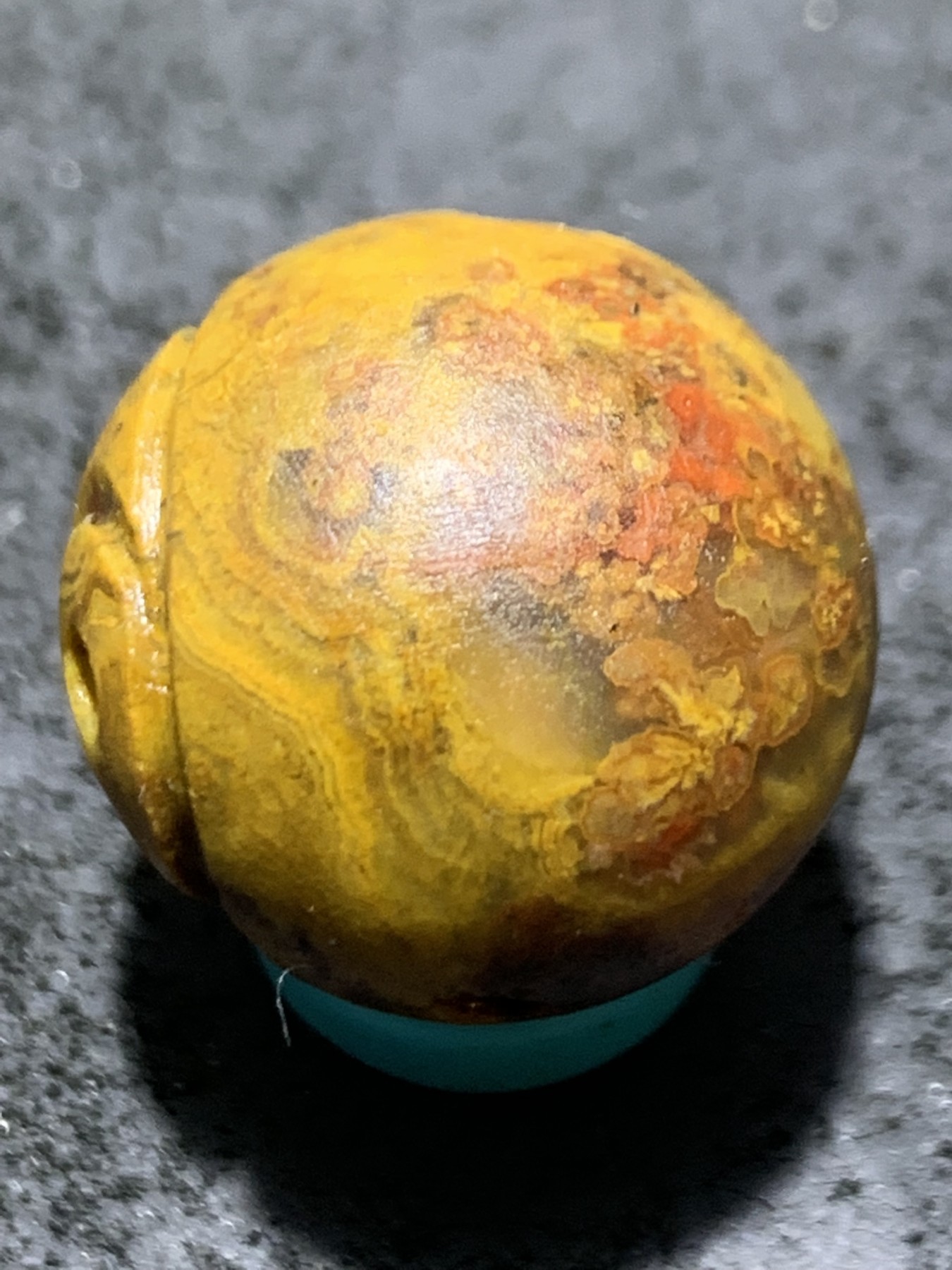 精美草花纹亚光战国红玛瑙手工俏色巧雕太极阴阳鱼圆珠一个，