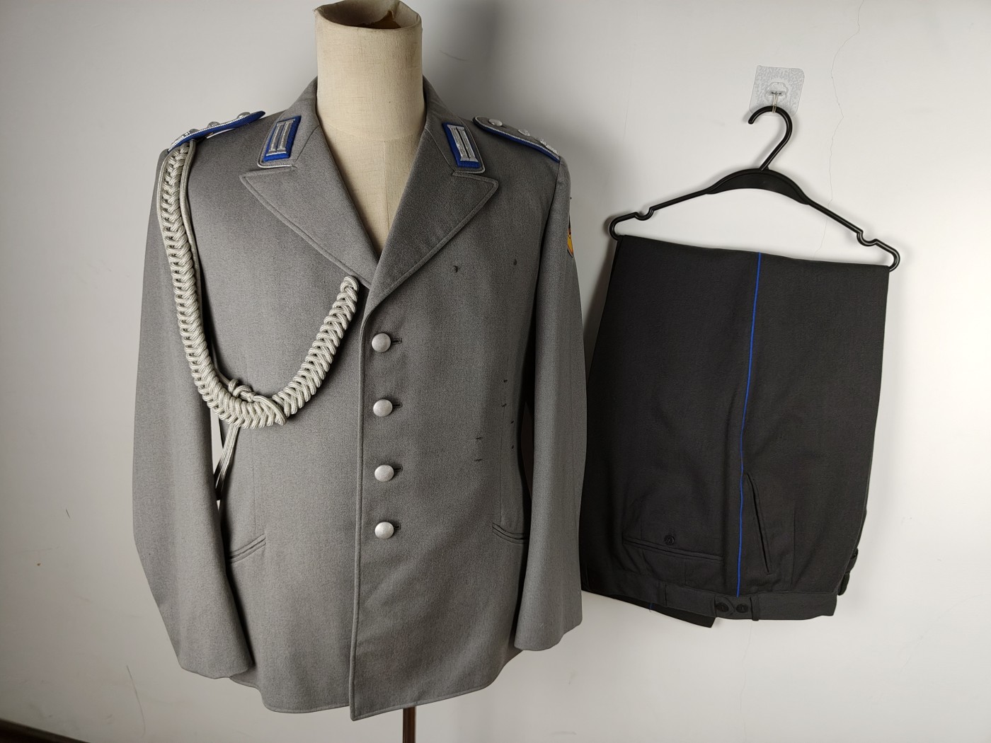 全场0元起拍 第77期 咸鱼国勋章拍卖专场 7月30日（周日）下午6：00开始 西德BW陆军校官57条例双兜礼服带礼服饰绪兵种色牙线裤 胸围114 肩宽48 衣长76 袖长65腰围98 裤长109