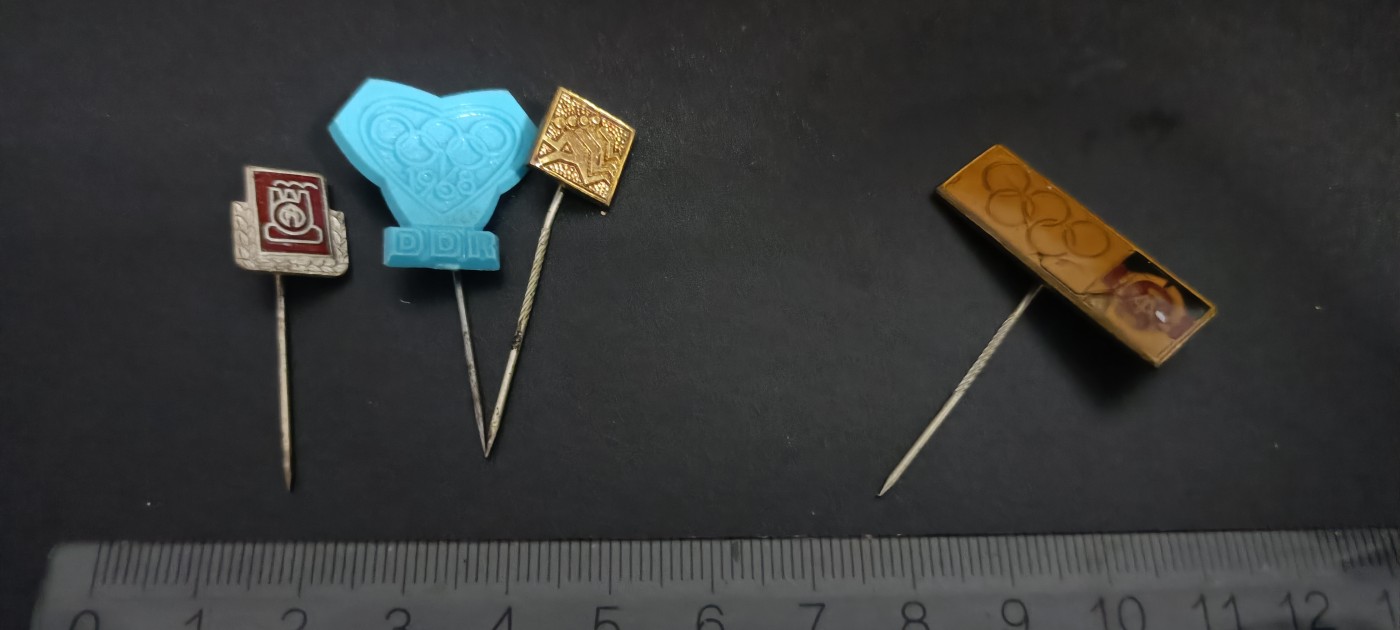 全场0起，红色文献，猫章，东德章等 DDR胸针三个，送一