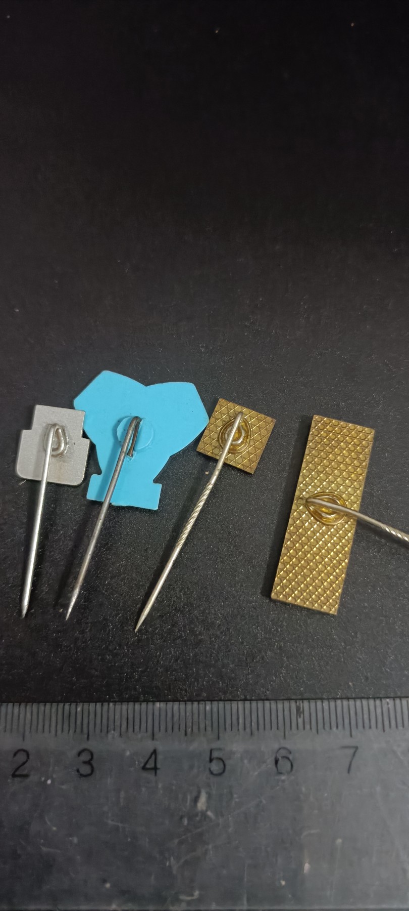 全场0起，红色文献，猫章，东德章等 DDR胸针三个，送一