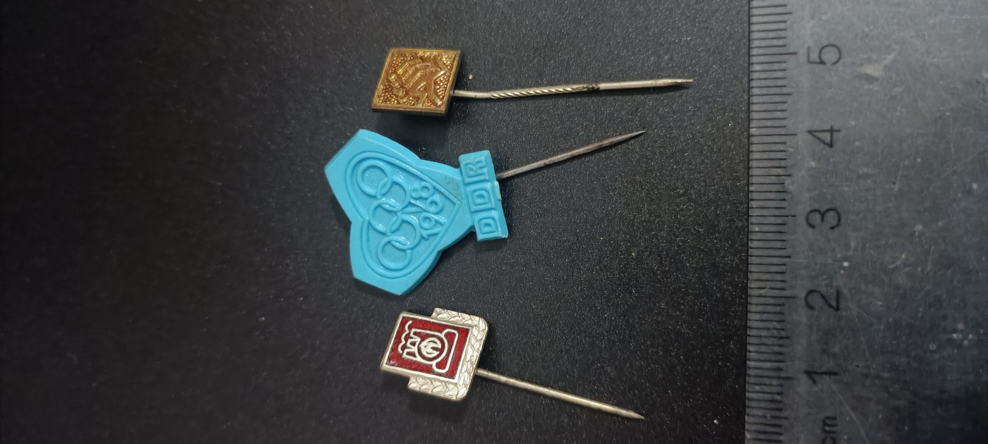 全场0起，红色文献，猫章，东德章等 DDR胸针三个，送一