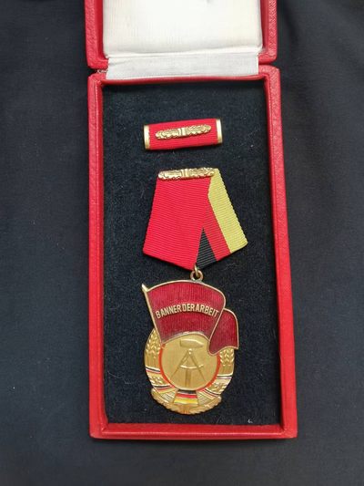 盛世勋华——号角文化勋章邮票专场拍卖第160期 - 东德劳动旗帜勋章 极早期无级别平背版 带原盒 带略 目录价120欧以上