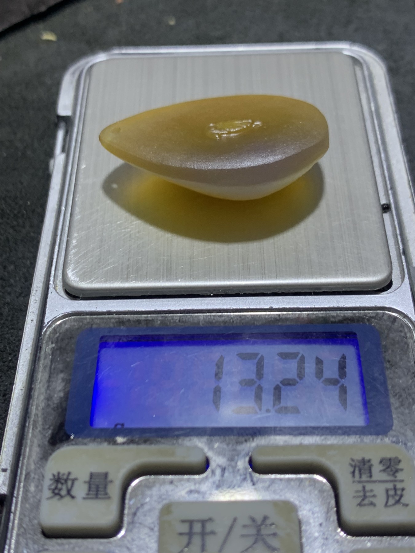 精美亚光蒙料冰飘鸡油黄战国红玛瑙手工雕刻小鸟吊坠一个，