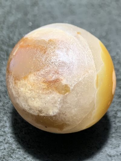 精美亚光冰飘战国红玛瑙手工俏色巧雕金兔随形珠一个， 精美亚光冰飘战国红玛瑙手工俏色巧雕金兔随形珠一个，