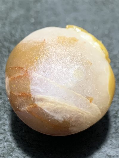 精美亚光冰飘战国红玛瑙手工俏色巧雕金兔随形珠一个， 精美亚光冰飘战国红玛瑙手工俏色巧雕金兔随形珠一个，