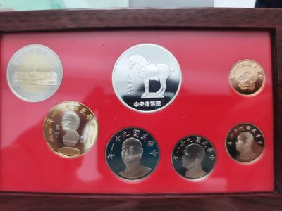 燕姐第52场拍卖 2002年湾湾新台币精制套币