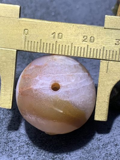 精美亚光冰飘战国红玛瑙手工俏色巧雕金兔随形珠一个， 精美亚光冰飘战国红玛瑙手工俏色巧雕金兔随形珠一个，